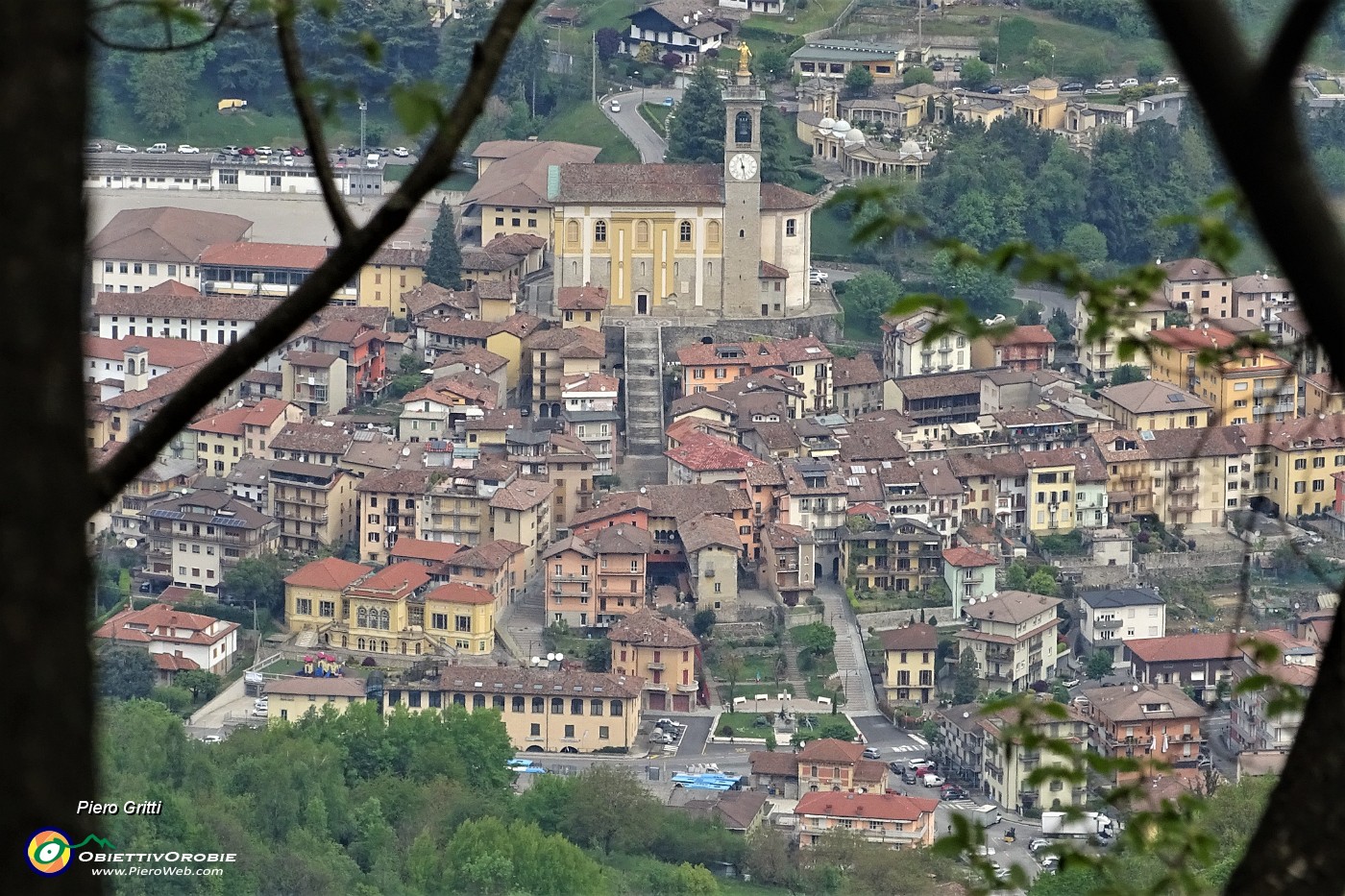 62 Dal sent. 504 nel bosco finestrella aperta su Zogno.JPG